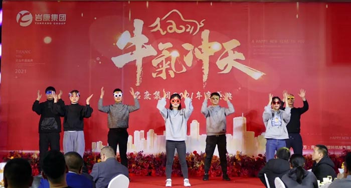 康景輝技術(shù)部帶來(lái)的節(jié)目表演 康景輝技術(shù)部帶來(lái)的節(jié)目表演
